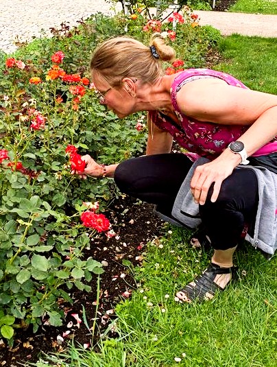 The artist among roses